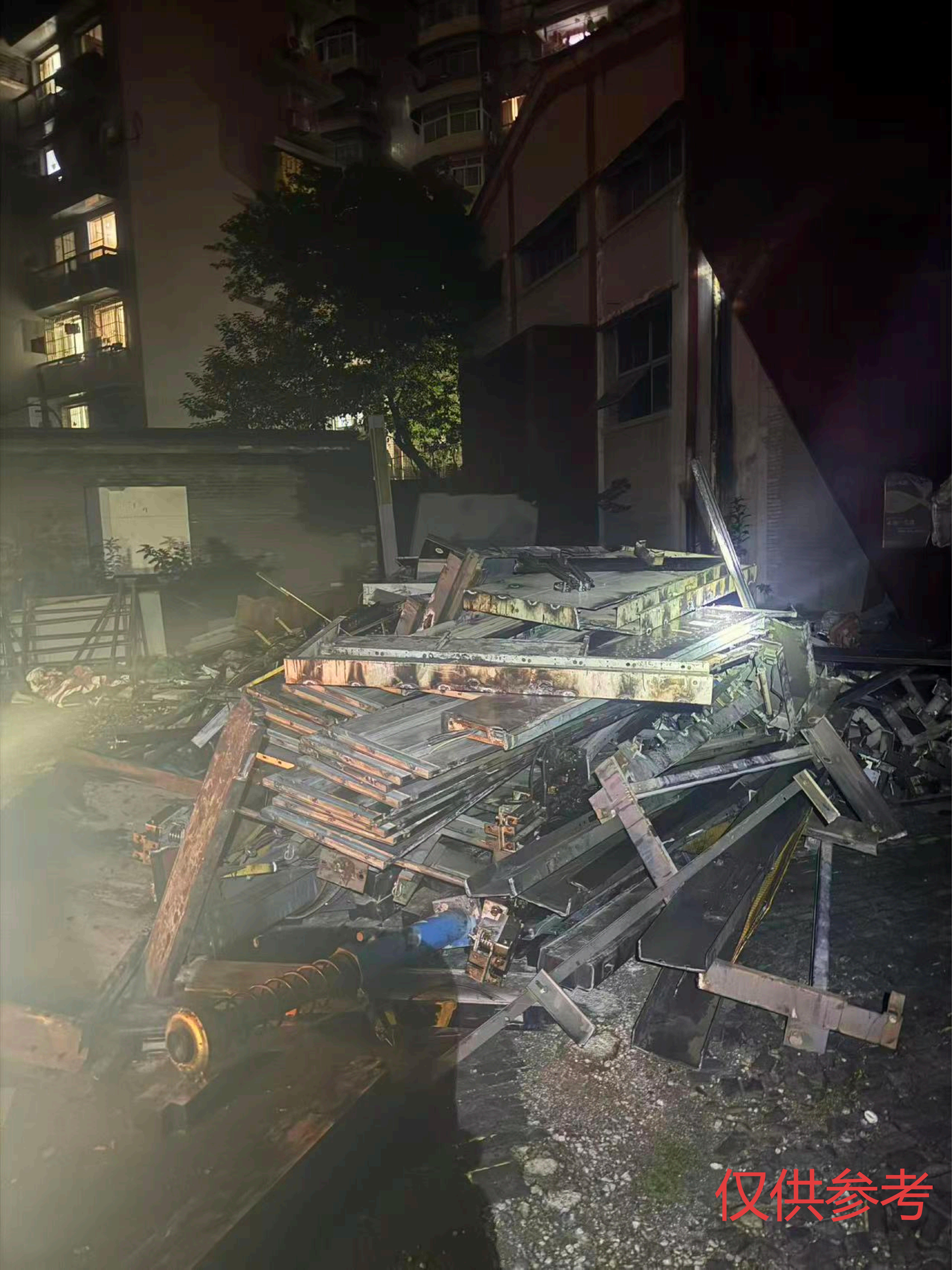 4月20日重庆九龙坡区渝隆资产公司两部报废观光电梯转让公告