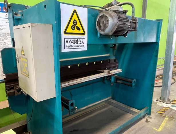 徐州市地区工厂处理液压折弯机1台、数控剪板机1台