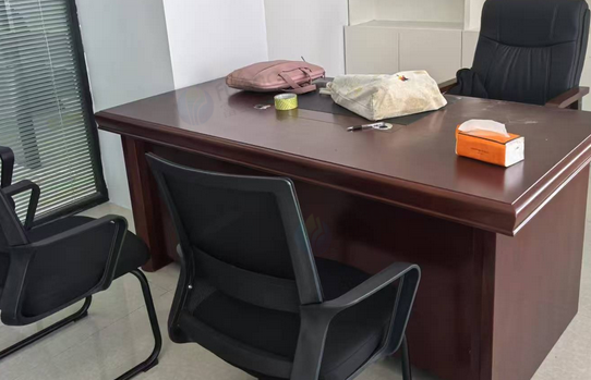 合肥市地区处理办公桌椅、茶水柜、老板桌椅、实木长条桌折叠椅、前台等办公家具