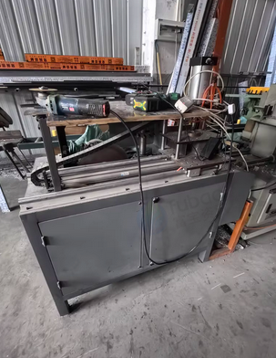 上海市地区工厂转行处理切割机、组角机等1批门窗生产设备