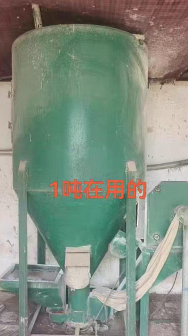 濮阳市地区处理两台饲料打料机、不锈钢料槽、汽油发电机