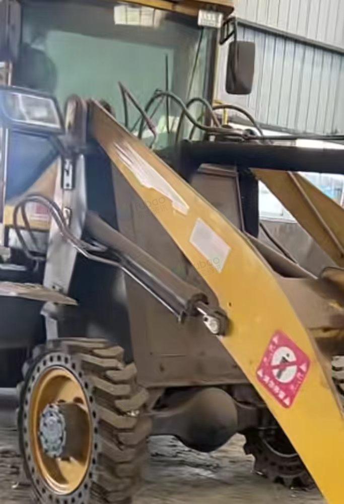 阜阳市地区处理1300破碎机、1200撕碎机、现代挖机、地磅、250变压器、抓夹机等设备