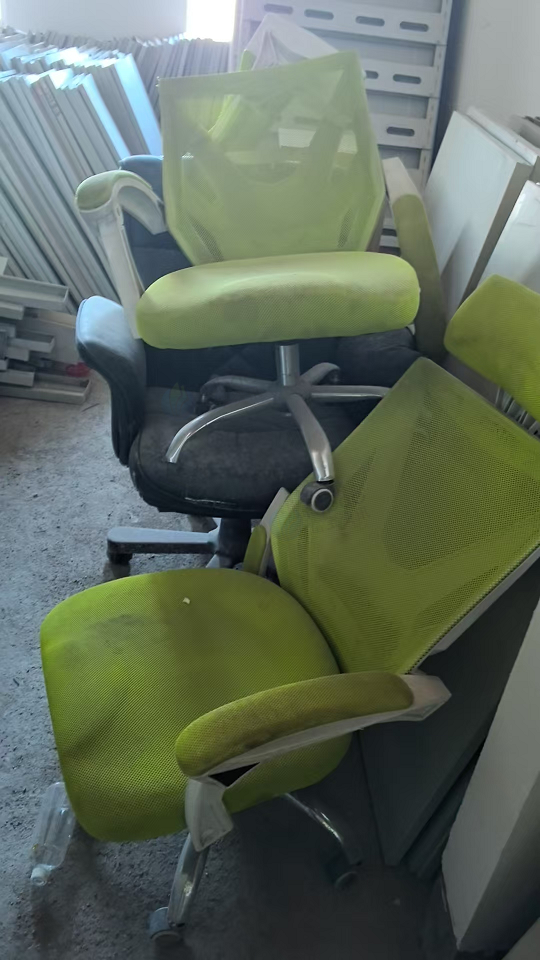 4月21日银川市报废办公桌椅23项转让公告