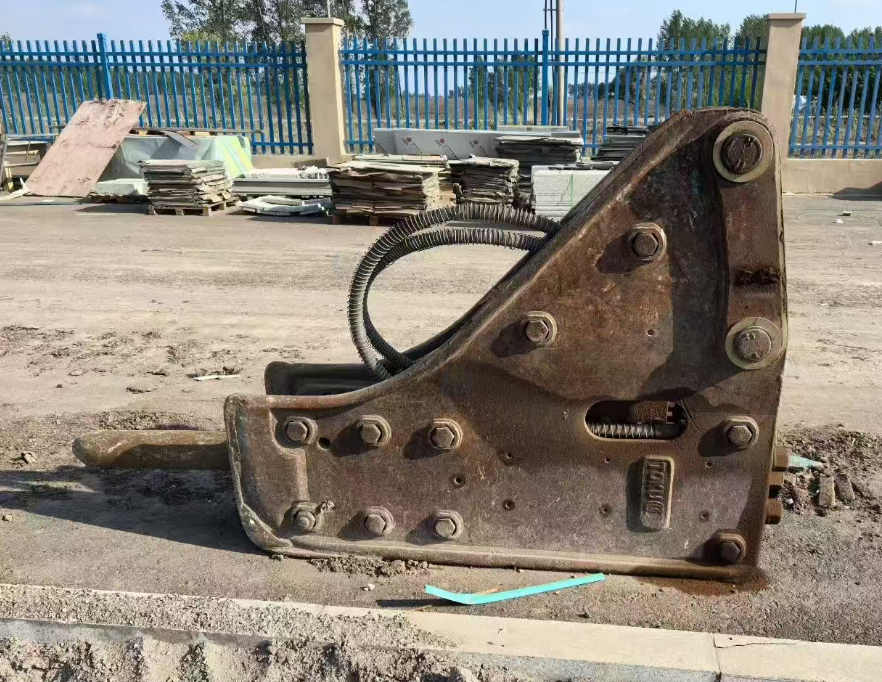 长春市地区个人闲置处理20吨钩机用的破碎头、锤头