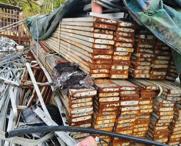 常州市地区处理装载机2台、6m钢跳板一批