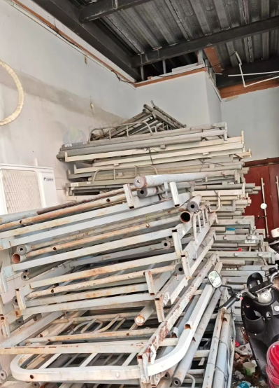 海口市地区处理商用大号铁锅炖锅+烤鸭炉+不锈钢操作台+烤架+铁管一堆