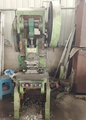 南宁市地区处理1批液压折弯机、剪板机、数控折弯机等钣金设备