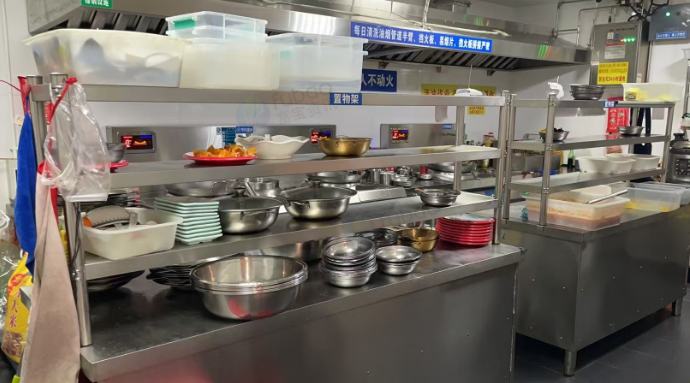 廊坊市地区店铺处理商用冷藏操作台，商用电灶台，收银机，开水炉，桌椅板凳