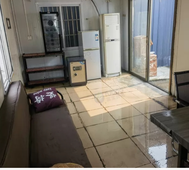 佛山市地区处理集装箱地砖、2P格力空调、冰箱、消毒碗柜、茶台配2张凳等