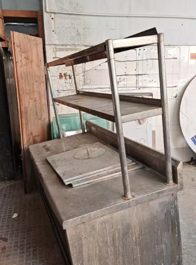 海口市地区处理商用大号铁锅炖锅+烤鸭炉+不锈钢操作台+烤架+铁管一堆