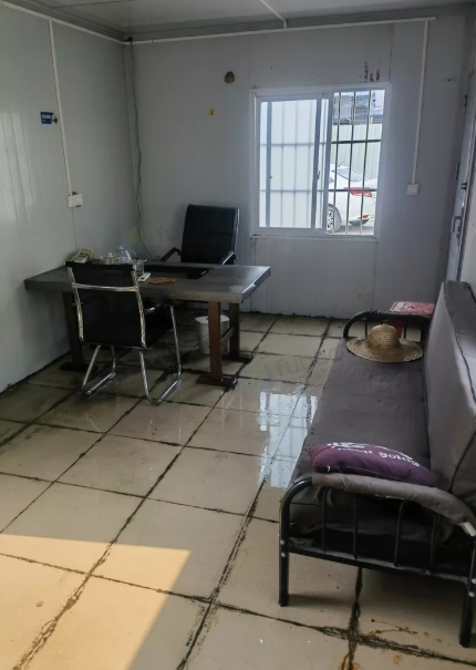 佛山市地区处理集装箱地砖、2P格力空调、冰箱、消毒碗柜、茶台配2张凳等