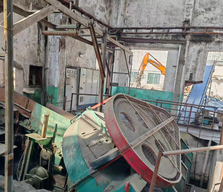 白山市地区处理盘式削片机一套、4吨燃气导热油炉一套