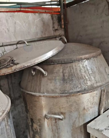 海口市地区处理商用大号铁锅炖锅+烤鸭炉+不锈钢操作台+烤架+铁管一堆