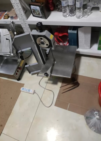 青岛市地区处理立式保鲜柜，切羊肉卷机，大冷柜，绞肉机等