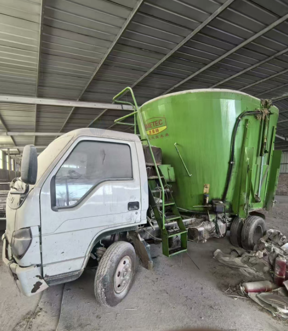 大同市地区处理8立方搅撒一体机、7立方撒草车、草坑取草机等