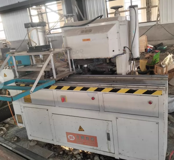 青岛市地区处理断桥铝设备、精密锯两台、组角机两台、大小端面铣等