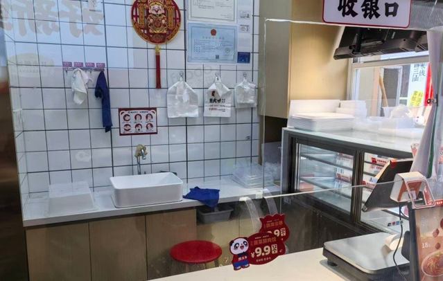 镇江市地区处理空调、冰柜、餐饮设备、桌椅一批