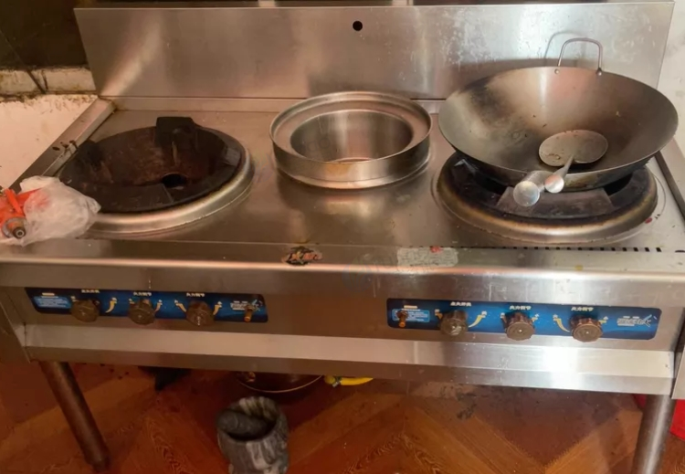 贵阳市地区处理火锅桌子，消毒柜，抽油烟机，双灶，桌子架子，煤火炉
