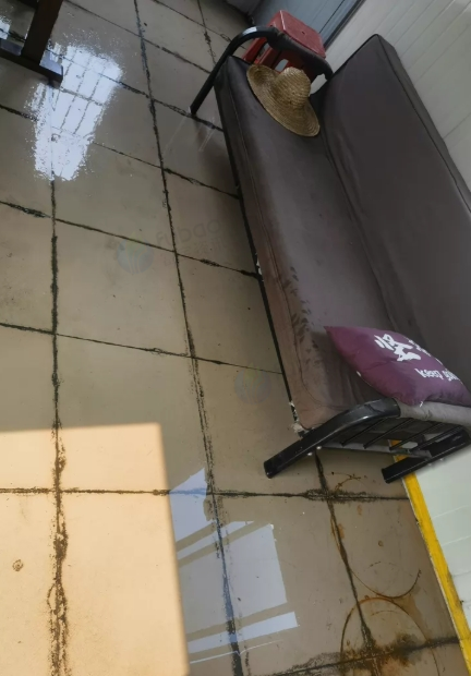 佛山市地区处理集装箱地砖、2P格力空调、冰箱、消毒碗柜、茶台配2张凳等