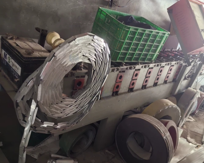 遂宁市地区处理3.2米前进广告扣板机、c84广告扣板