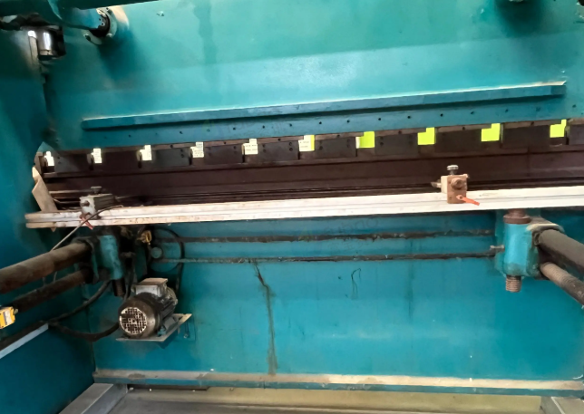 徐州市地区工厂处理液压折弯机1台、数控剪板机1台