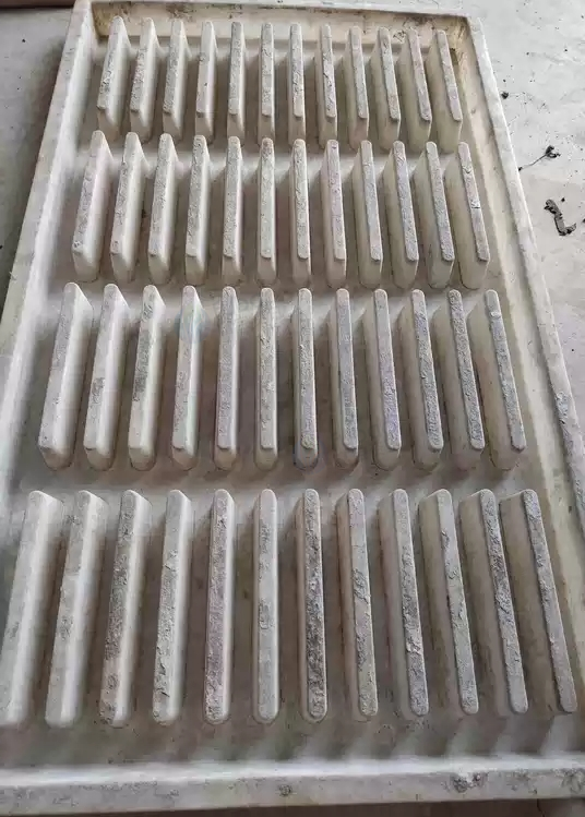 成都地区处理水泥隔粪板模具32套 
