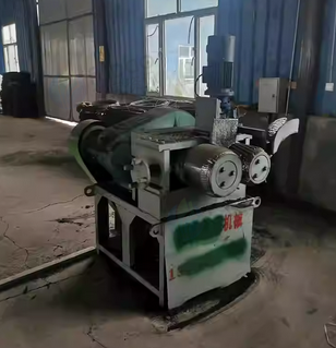 乌鲁木齐地区处理小型废旧轮胎胶粉机 800破碎机 轮胎口圈挤压钢丝机