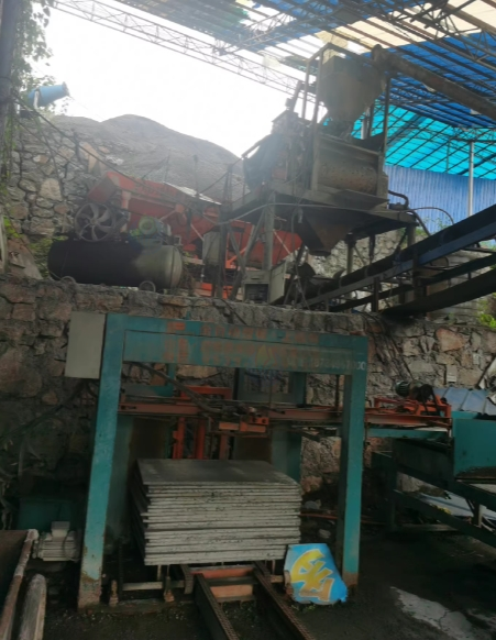 毕节市地区处理闲置全套水泥制砖机设备、搅拌机、送料机、制砖机、控制台