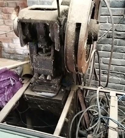 徐州市地区工厂处理2.5x3剪板机1台、5T折弯机1台、3T冲床2台