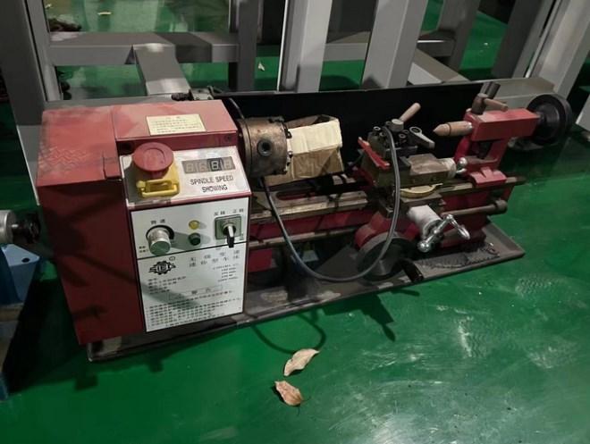 全新金龟冲床1台、上海西马特无级变速车床1台、钻床1台