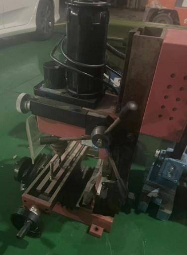 全新金龟冲床1台、上海西马特无级变速车床1台、钻床1台