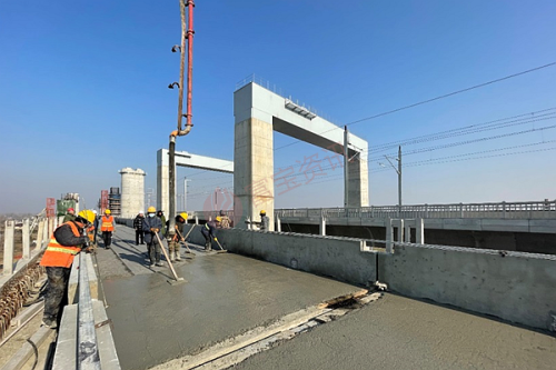宁淮铁路目前,施工单位正在进行承台,墩身和跨苏震桃公路,跨常台高速